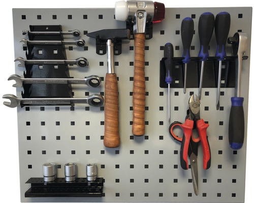 Verktygstavla med hammare, skiftnycklar, skruvmejslar, tänger och hylsor
