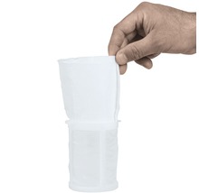 Hand håller dammfilterpåse av syntetfiber