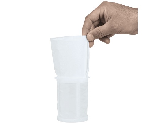 Hand håller dammfilterpåse av syntetfiber