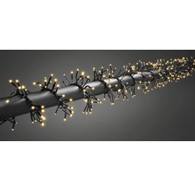 Ljusslinga med varmvita ljus lindad runt en stång