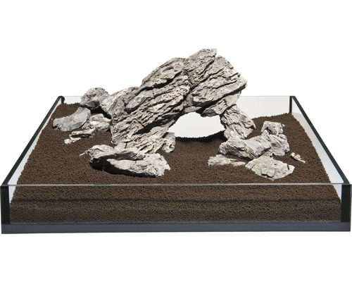 Akvarium med stenformation och bottenmaterial