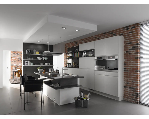 Modernt kök med köksö, inbyggda skåp och tegelvägg
