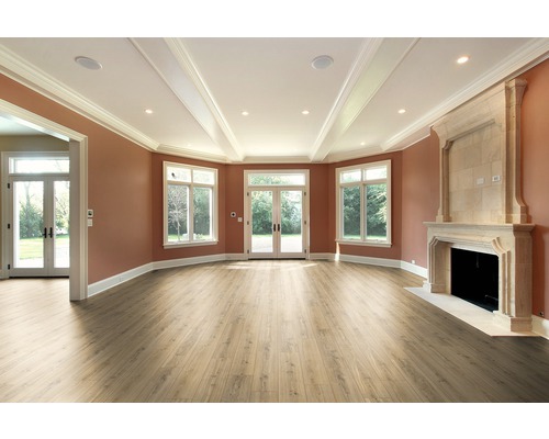 Ljust rum med laminatgolv, fönster, altandörr och öppen spis