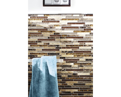 Vägg av mosaikplattor med handdukar och eluttag