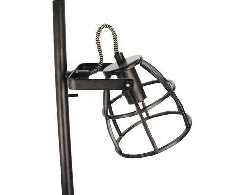 Närbild av en golvlampa med lampskärm i metallgaller.