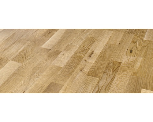 Lagt trägolv av ek i fiskbensmönster