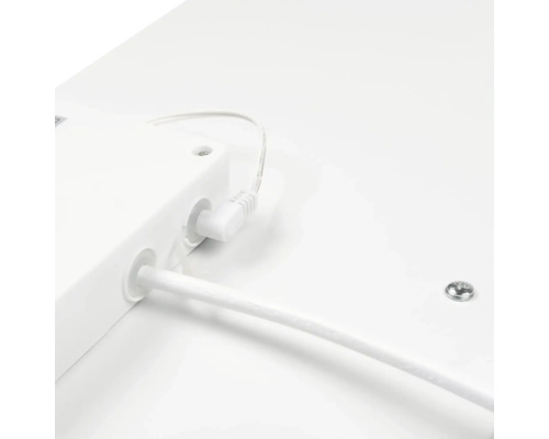 Detaljvy av en vit kabel fäst vid en enhet