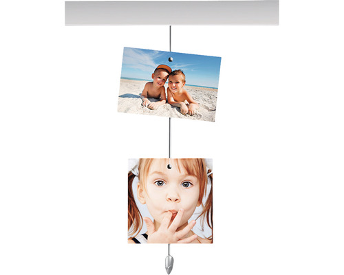 Fotogalleri med två foton upphängda på en tråd
