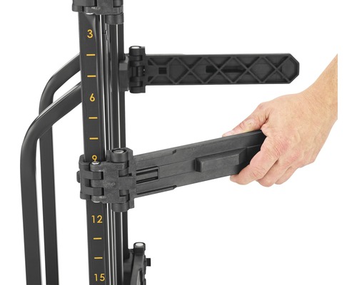 Hand justerar fästet på en bärande struktur med mått.