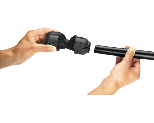 Installation av en svart PE-rörkoppling med två händer.