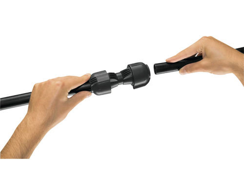 Person ansluter ett svart rör till en rak koppling.