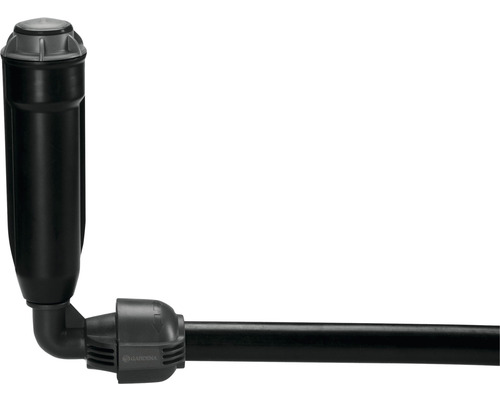 Gardena sprinkler med anslutning till ett rörsystem för trädgårdsbevattning.