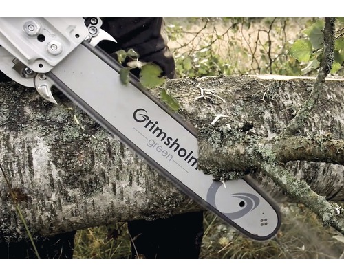 Grimsholm Green motorsåg skär en trädstam