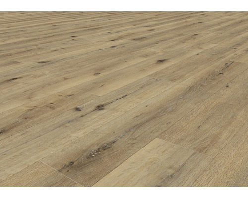 Närbild av laminatgolv med träutseende.