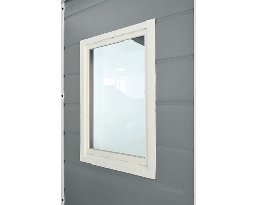 Fönster med karm i ett trädgårdshus