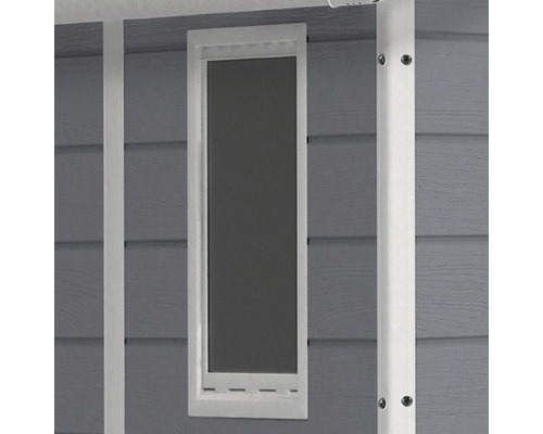 Detaljvy av en trädgårdsskjul med fönster