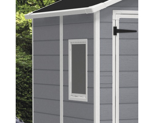 Detaljvy av ett trädgårdsskjul med fönster och dörrgångjärn