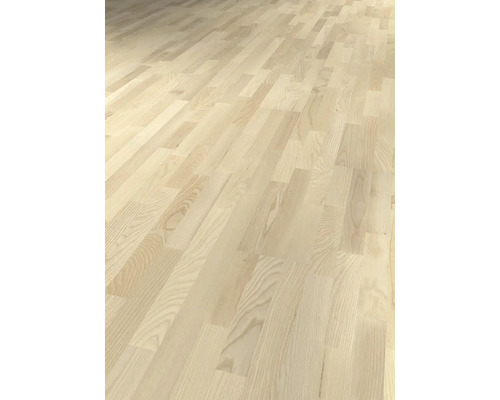 Lagt parkett av ljust trägolv