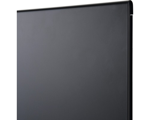 Detaljvy av ett svart radiatorskydd