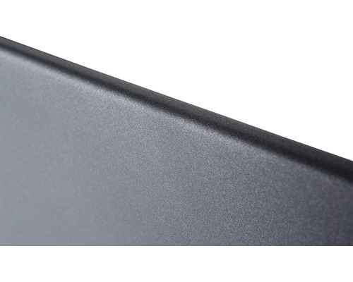 Detaljbild av en grå metallplatta