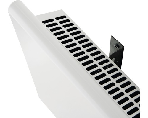Detaljvy av ett vitt element med ventilationsspringor och ett fäste för väggmontering.