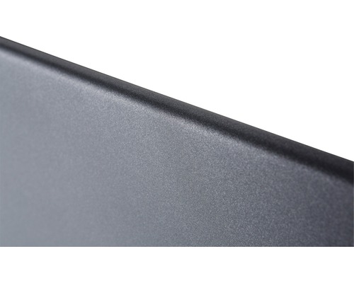 Närbild av en grå metallplatta