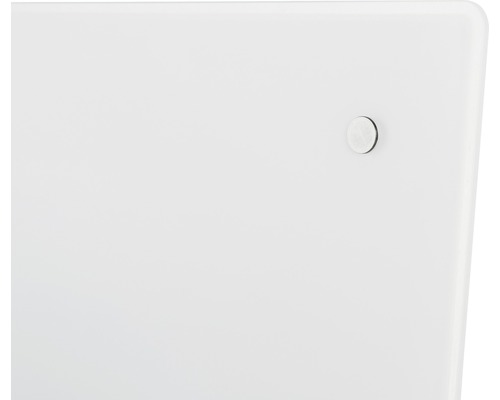 Detaljvy av en vit möbelyta med ett enda fästelement