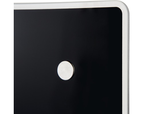 Detaljvy av magnetisk tavla med magnet