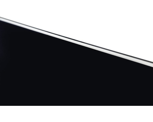 Närbild av en svart platta med silverkant