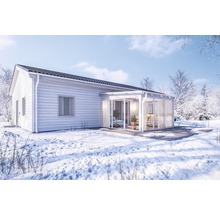 Ett trähus med tillbyggnad i ett snöigt landskap.