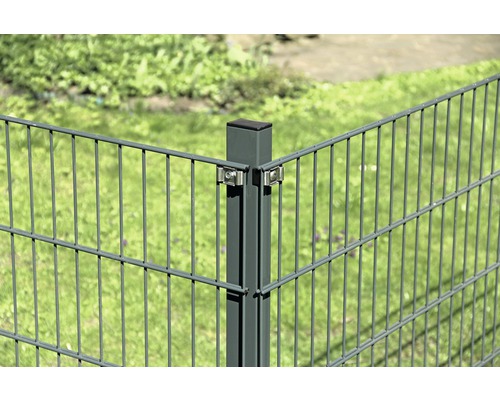 Dubbelstavsmatstängsel med staketstolpar och fästklämmor