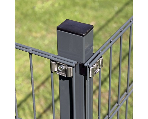 Detaljvy av en staketstolpe med fästen för att fästa ett dubbeltrådsstängsel.