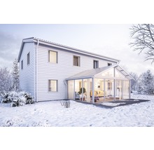 Tvåvåningshus med uterum och snö utomhus.