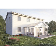Hus med tillbyggd vinterträdgård och terrass i trädgården