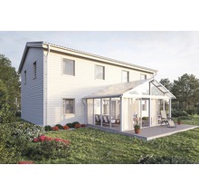 Hus med tillbyggd vinterträdgård och altan i trädgården