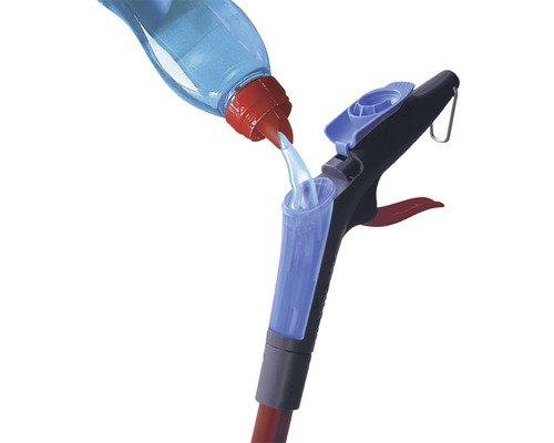 Vätska fylls i en vattentank på en spraymopp