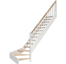 Trappa med trätrappsteg och vitt räcke