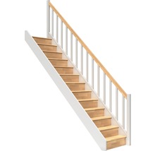 Trappa med trästeg och vitt räcke