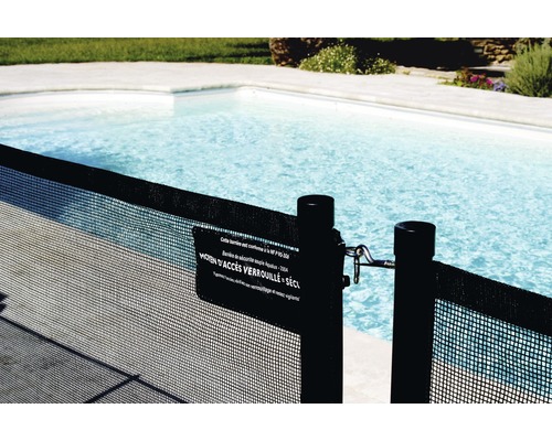Säkerhetsstängsel av nät bredvid en swimmingpool