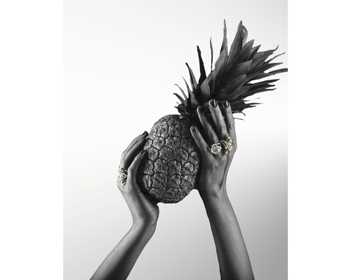 Poster Holding a Pineapple 40x50cm