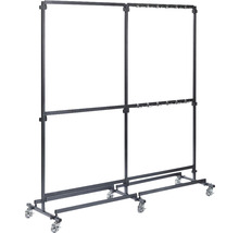 Justerbart textilrörställ med hjul för användning i detaljhandeln.