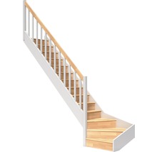 Trätrappa med vitt trappräcke