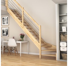 Trätrappa med rostfritt stålräcke i ett ljust vardagsrum.