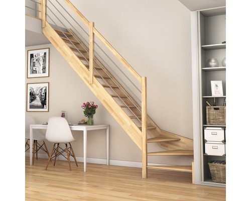 Trätrappa med rostfritt stålräcke i ett ljust vardagsrum.