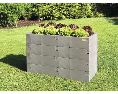 Hög pallkrage i plast med salladsplantering i trädgården