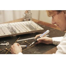 Man använder Dremel gaslödare för modellarbete