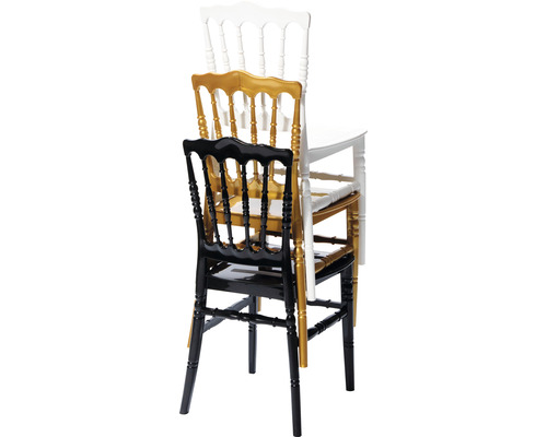 Stapel med tre stolar: en stol är svart, en är guld och en är vit.