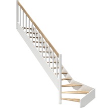 Trätrappa med vitt räcke och ljusa steg