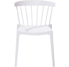 Vit plaststol med ribbad rygg