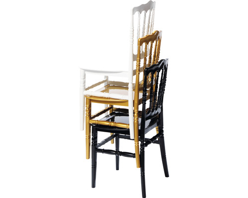 Tre staplade trästolar i vitt, guld och svart